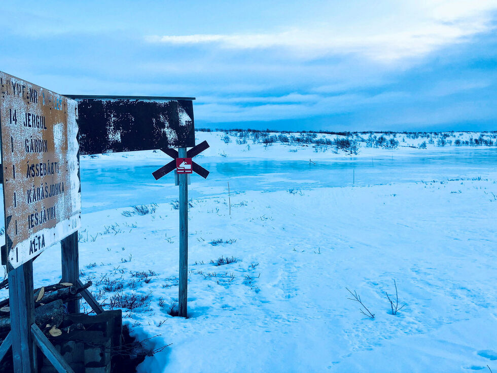 Her går løypa rett ut i isvannet der strømmen graver en opptil flere meter dyp kanal flere ganger i løpet av vinteren. Slik fortsetter det nedover elva der skuterløypa går.
 Foto: Stein Torger Svala