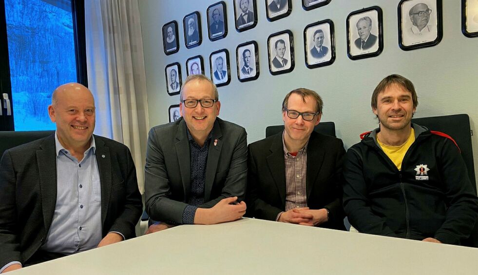 Bjørn Tore Sørensen (tredje fra venstre) er den nye rådmannen i Evenes. Her sammen med forhandlingsutvalget, beståene av vararordfører Svein Nilsen (Sp), ordfører Terje Bartholsen Ap) og oposisjonens representant i Jan Inge Yttervik (ETL). (Foto: Evenes kommune)