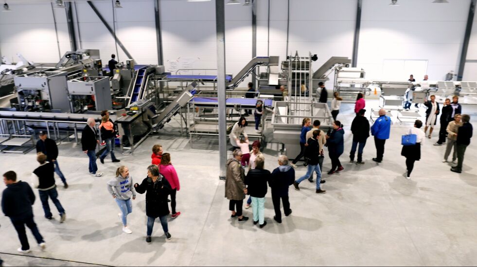 Rådmannen oppfordrer fiskeribedriftene til samarbeid for å gjøre kommunen enda mer attraktiv for fiskere. Bildet er fra åpningen av Nergård/Polar Seafood i Kjøllefjord i august 2016, der produksjonslinja vises frem til et nysgjerrig publikum.
 Foto: Bjørn Roald Lillevik