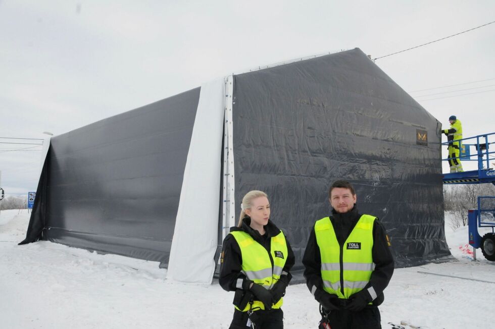 Le­der på Nei­den toll­sted, Ma­rie Koi, og en tol­ler, som ikke vil ha sitt navn opp­gitt, me­ner den nye plast­hal­len er et stort frem­skritt til ny toll­sta­sjon set­tes opp nær­me­re finske­gren­sa.
 Foto: Hallgeir Henriksen