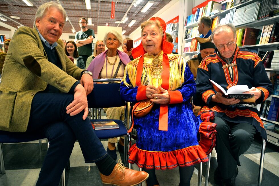 Dagny Larsen fra Porsanger sitter sammen med forfatter Jens-Ivar Nergård og Johannes Labba i forbindelse med lanseringen av boken «Dialoger med naturen».
 Foto: Elin Margrethe Wersland