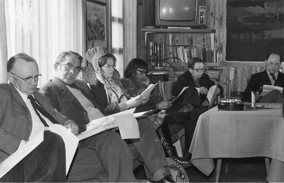 Dessverre finnes ikke noen bilder fra den konstituerende generalforsamlinga i 1956. Dette bildet er fra generalforsamlinga i 1975, som ble avholdt på Levajok fjellstue i Tana. Her er flere av veteranene i Ságat, fra venstre Petter Nedrejord, Hans J. Henriksen, Kari Rilås, John Petter Gaup, John Norvang og Johan Per Erik Store.
 Foto: Geir Wulff