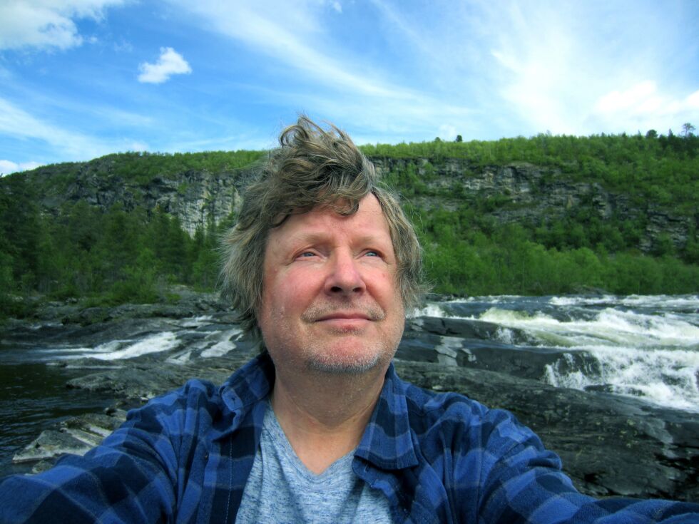 Eero Niemelä er innleid av fylkesmannens miljøvernavdeling for å forske på laks. Hans inntrykk er at det er mye storlaks og lite diddi i Tana denne sesongen.
 Foto: Privat