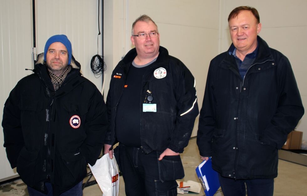 Det nye fiskemottaket i Nesseby ble torsdag overlevert kommunen. Fra venstre Roy Aslaksen fra Nesseby kommune, Per Arne Jørgensen fra Haugsnes Elektro, og byggeleder Roy Steffensen fra Polarplan.
 Foto: Torbjørn Ittelin