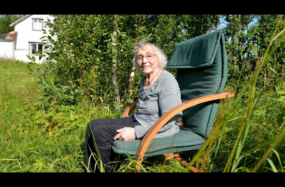 Edel Østli Eilertsen møter Ságat på barndomsgården.
 Foto: Steinar Solaas