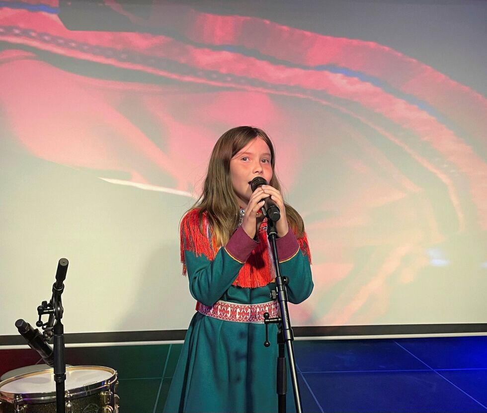 Unge Máret Eirin Wigelius (9) sjarmerte med sin joik.
 Foto: Nina Gudrun Karisaari
