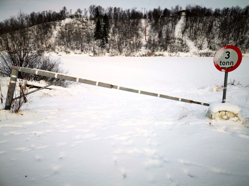 Ifølge Bård Sundfær vil isbrua over Neidenelva ved Fjellstua åpnes i ettermiddag.
 Foto:  Stein Tore Sivertsen