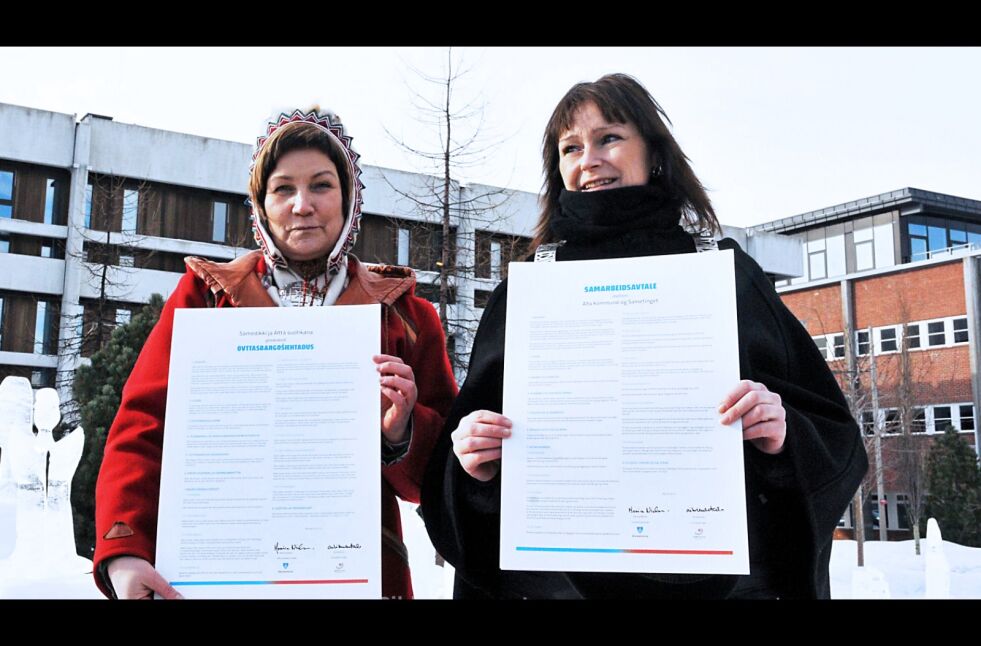Her er den ferskeste samarbeidsavtalen. Avtalen mellom Sametinget og Alta kommune hadde et langt svangerskap og en trang fødsel, men i mars ble avtalen signert av sametingspresident Aili Keskitalo og Alta-ordfører Monica Nielsen under en seremoni i isskulpturparken med stort folkelig oppmøte.
 Foto: Rita Heitmann.