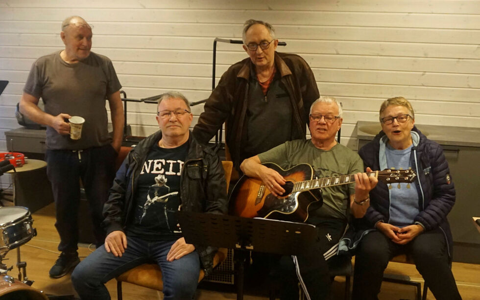 De gleder seg til konsert  og allsang på Nordkapp menighetshus tirsdag 18. juni. Bak fra venstre Tor Harald Pettersen og Finn Arild Selnes. Foran fra venstre Rudolf Davidsen, Ole Hartvig Jensen og Liss-Heidi Olsen.
 Foto: Geir Johansen