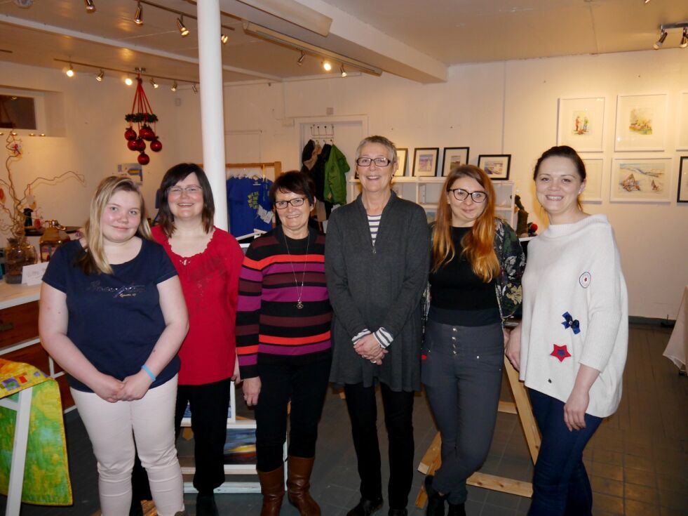 16. november åpnet julemarkedet i kjelleretasjen hos Perleporten kulturhus. Mye av det som selges her er laget av folk i lokalmiljøet. Fra venstre Mari Helene Thomassen, Evy Renate Ulstein, Randi Elisabeth Holm Lønner, Sylvi Jakobsen, Katarzyna Kapusta og Barbara Jastrzebska.
 Foto: Geir Johansen