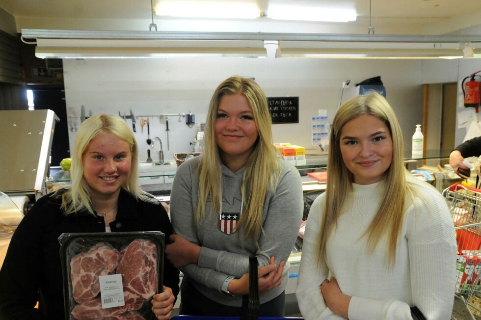 Ven­nin­ne­ne Maja Thoresen (til venst­re), Sara Vindseth og Ine Pet­ter­sen var over­lyk­ke­li­ge over å igjen kun­ne dra til Fin­land og hand­le grill­rib­be, rus­brus og an­net snad­der fra bu­tikk­ene i Njaudam. Alle foto: Hall­geir Hen­rik­sen