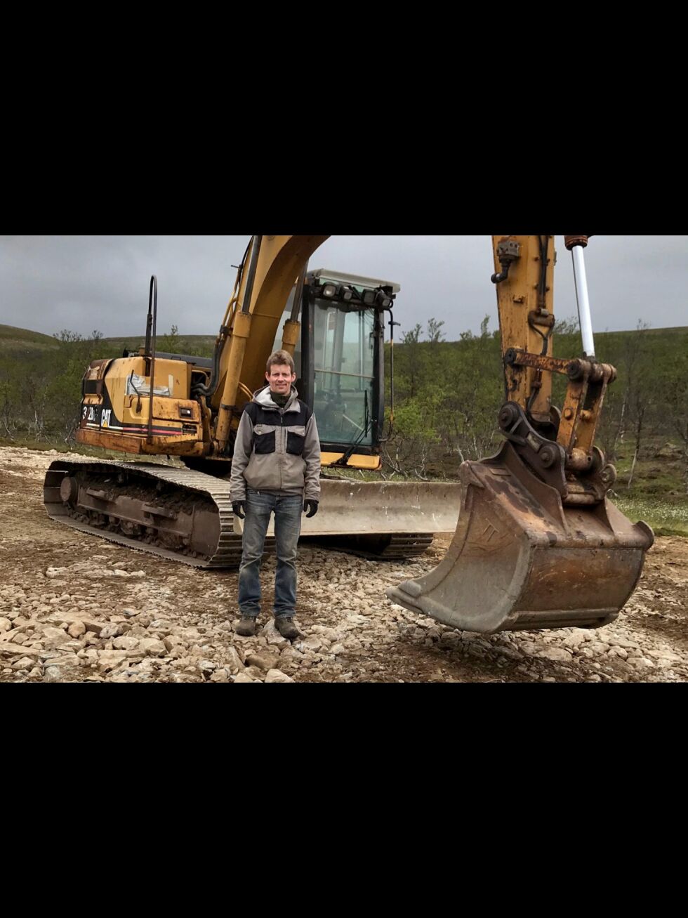 Gudmund Løkke lager parkeringsplass for fiskere og turgåere i Fjellaksla.
 Foto: Helge Ovanger