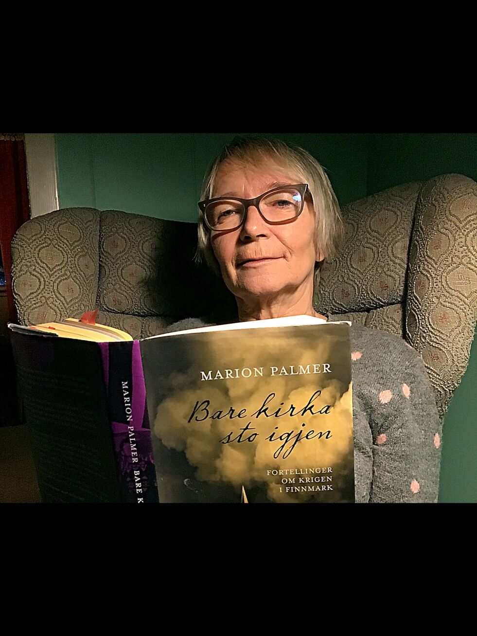 Marion Palmer med sin bok om fortellinger fra krigen.
 Foto: Jan T. Larsjord
