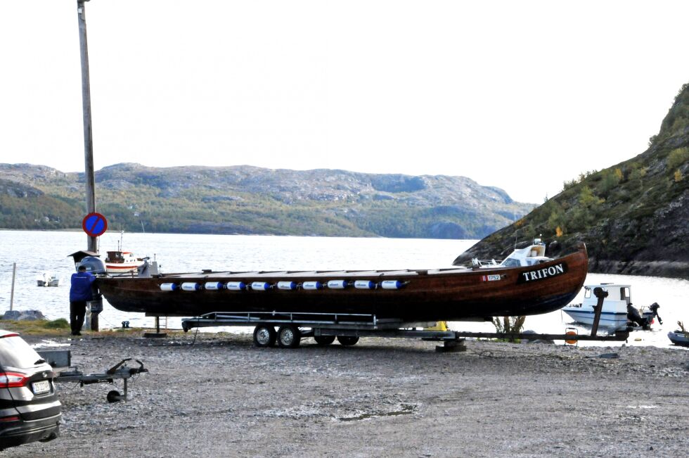 Sommersesongen med elvebåtturer fra Soldatbukta inn til russegrensa var over på søndag, og her spyler en av de ansatte I Barents safari den store elvebåten «Trifon» før den går i vinteropplag.
 Foto: Hallgeir Henriksen