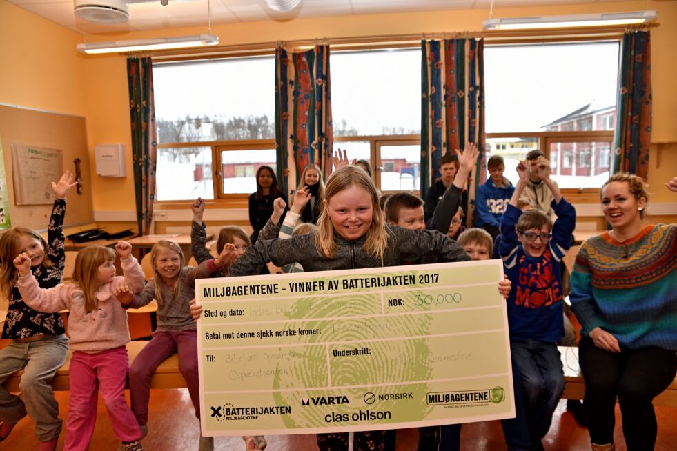 Leah Therese Pedersen er landets fremste batterjeger og har samlet inn 170 kilo med gamle batterier på tre uker. Tirsdag fikk hun en sjekk på 30.000 kroner fra Miljøagentene for innsatsen.
 Foto: Bjørn Arne Johansen