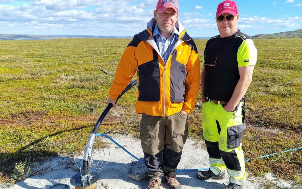 Roy Aslaksen (til venstre) og Einar Hansen kan fastslå at vellykket boring av vann sør for Sirddagohppe skal gi rent vann til den lille grenda. Her står de ved et av brønnene som er boret.