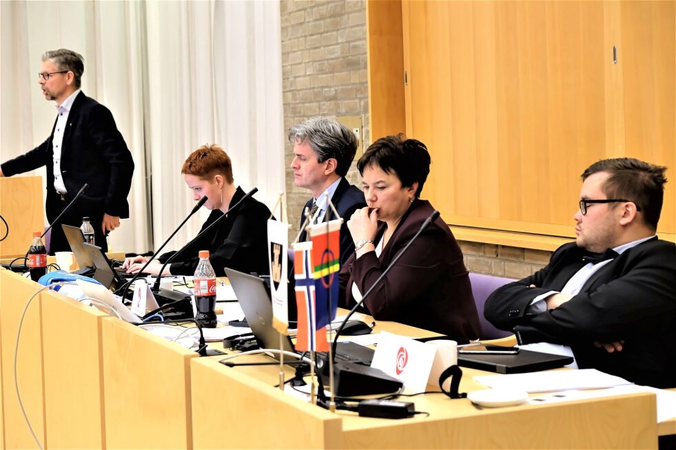 Sist torsdag var nok siste gang dette dirigentbordet leder fylkeskommunens desember-møte. Fra venstre jurist Kristi Aresvik Hals, fylkesrådmann Øystein Ruud, fylkesordfører Ragnhild Vassvik og fylkesvaraordfører Tarjei Jensen Bech. På talerstolen samferdselssjef Per Bjørn Holm-Varsi.
Foto: Bjørn Hildonen