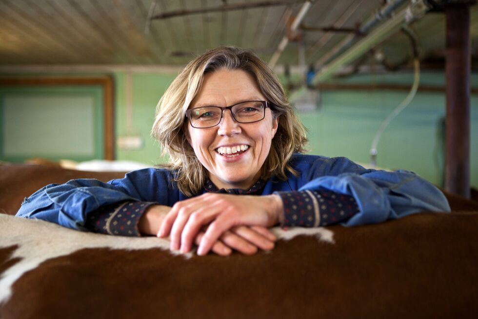 Melkebonde Lise Kaldahl Skreddernes i Bekkarfjord mener de små gårdene er viktige bidragsytere til den totale matproduksjonen i Norge.
 Foto: Iris Egilsdatter Nilssen