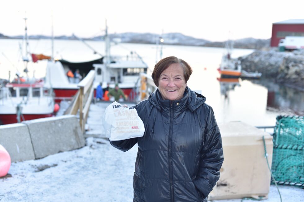 Eva Johansen er fornøyd etter å ha sikret seg et par kilo med ferske Porsanger-reker denne fredagen i Hamnbukt.
 Foto: Bjørn Arne Johansen