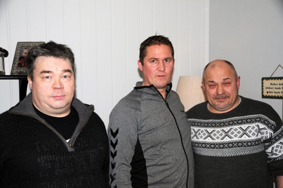 Odd Arild Hansen (t.v). Bengt Stokvold og Trond Iversen føler seg trakassert av Sør-Varanger kommune etter at de to ganger har fått avslag på å få tildelt punktfestes for ei ti kvadrats gamme på bugøynesfjellene.
 Foto: Hallgeir Henriksen