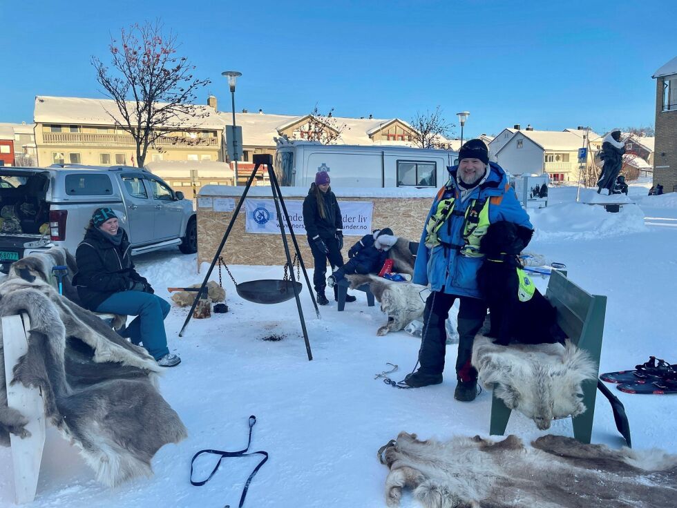 Morten Kvammen med redningshunden Freke.
 Foto: Birgitte Wisur Olsen