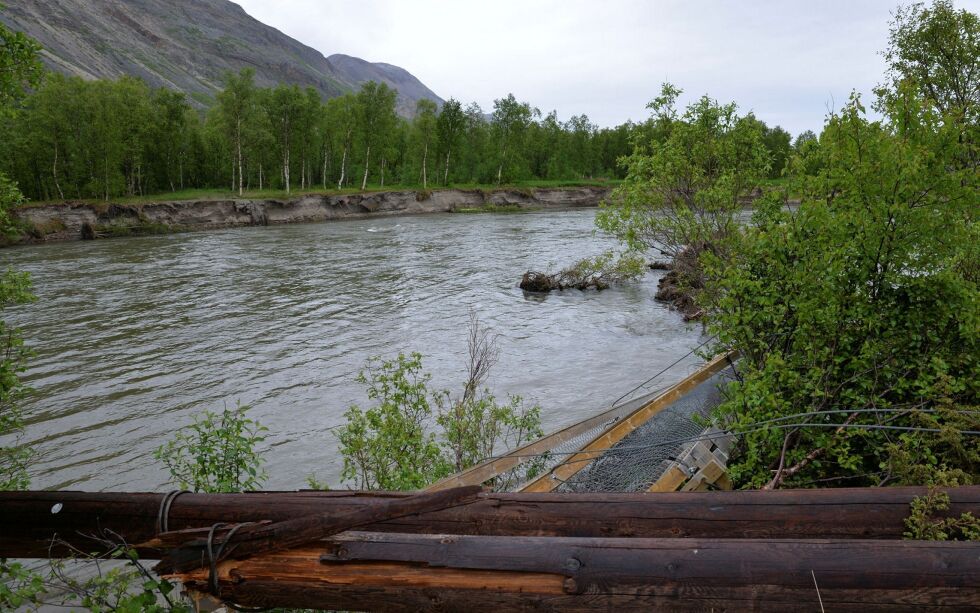 Tirsdag kveld ble den havarerte hengebrua til Olderøen sikret, slik at allmenn ferdsel nå er tillatt igjen langs Lakselva. Foto: Sonja E. Andersen