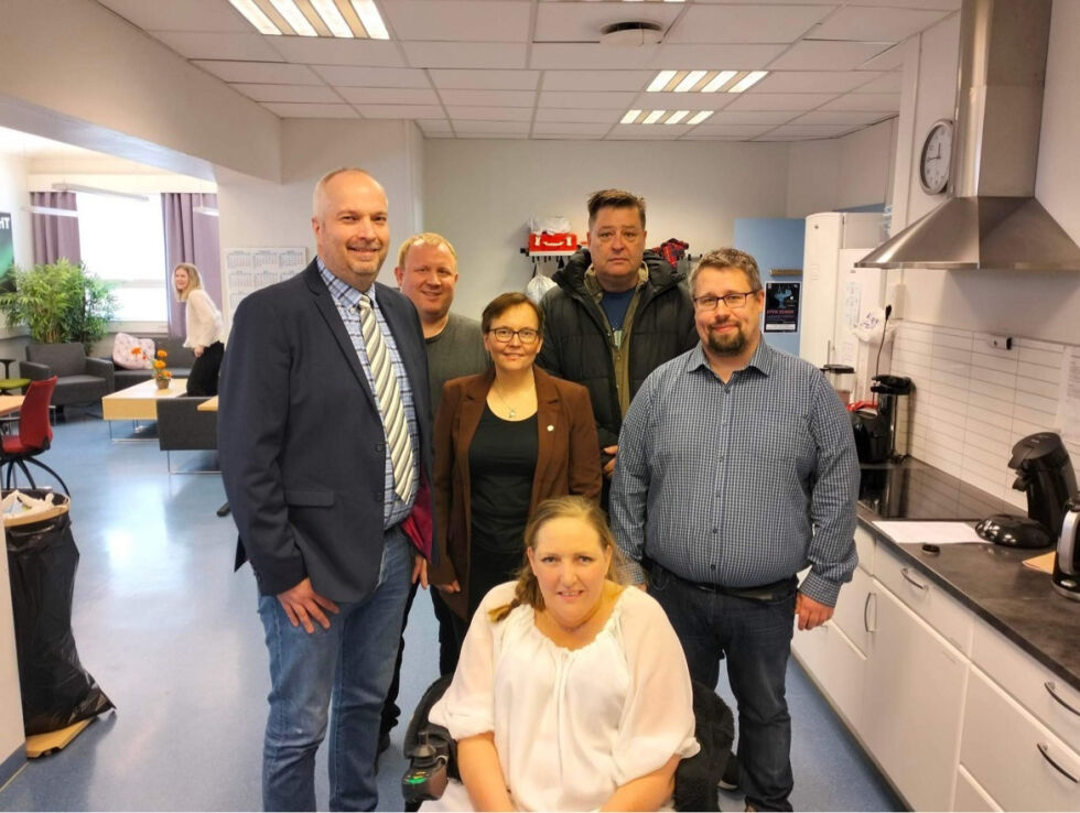 Avdelingsdirektør ved Kontoret for voldsoffererstatning Ivar Andre Holm, Tor Erik Labahå, Nancy Porsanger Anti, Bill Iversen, Morten Bredahl, Christi Rosland Andreassen gledet seg over nyheten om at sekretariatet for det nye tilsynet legges til Vardø.
 Foto: Privat