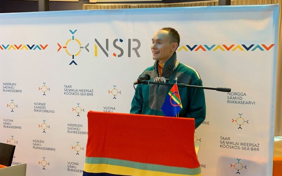 NSR-leder Runar Myrnes Balto holder sin landsmøtetale. Nå taler han også i vår podkast Diggipodden.
 Foto: NSR