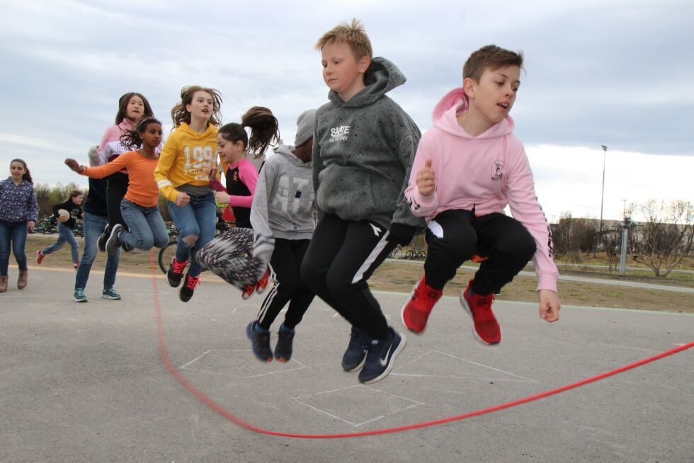 I år deltar 100.000 barn  over hele landet i hoppetaukonkurranser, slik som her ved Vadsø barneskole for noen år tilbake.  Arkivfoto: Torbjørn Ittelin.