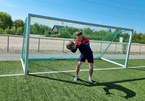 Jonathan (16) sikter høyere