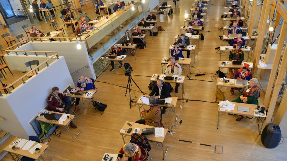 Plenumsmøtet finner sted i Sametingets bibliotek, fordi plenumssalen blir for trang i disse coronatider.
 Foto: Steinar Solaas