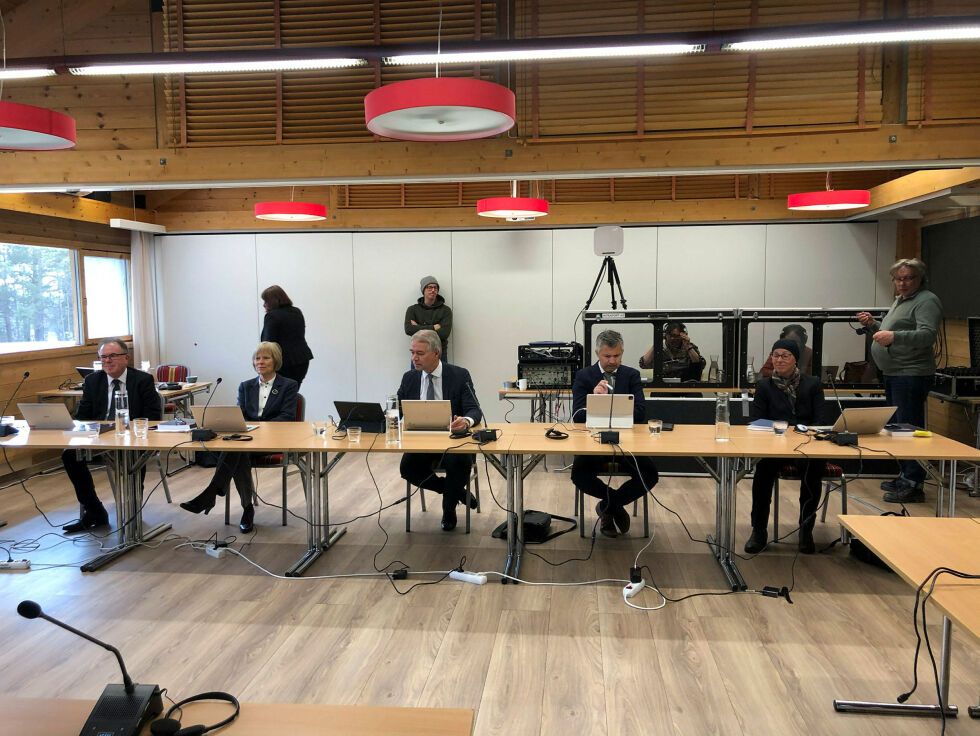 Utmarksdomstolen vil komme med sin avgjørelse om fire uker. Fra venstre Charles Hansen, Marit Nervik, rettens leder Nils Asbjørn Engstad, Benny Solheim og Kjersti Schanche.
 Foto: STEIN TORGER SVALA