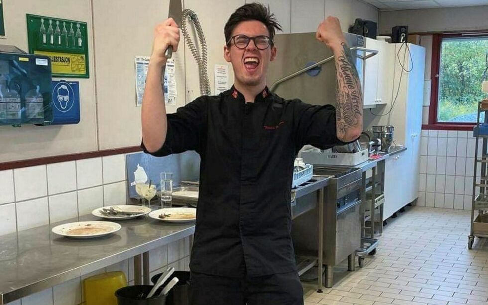 Her jubler Thomas over endelig å kunne kalle seg kokk.
 Foto: Privat