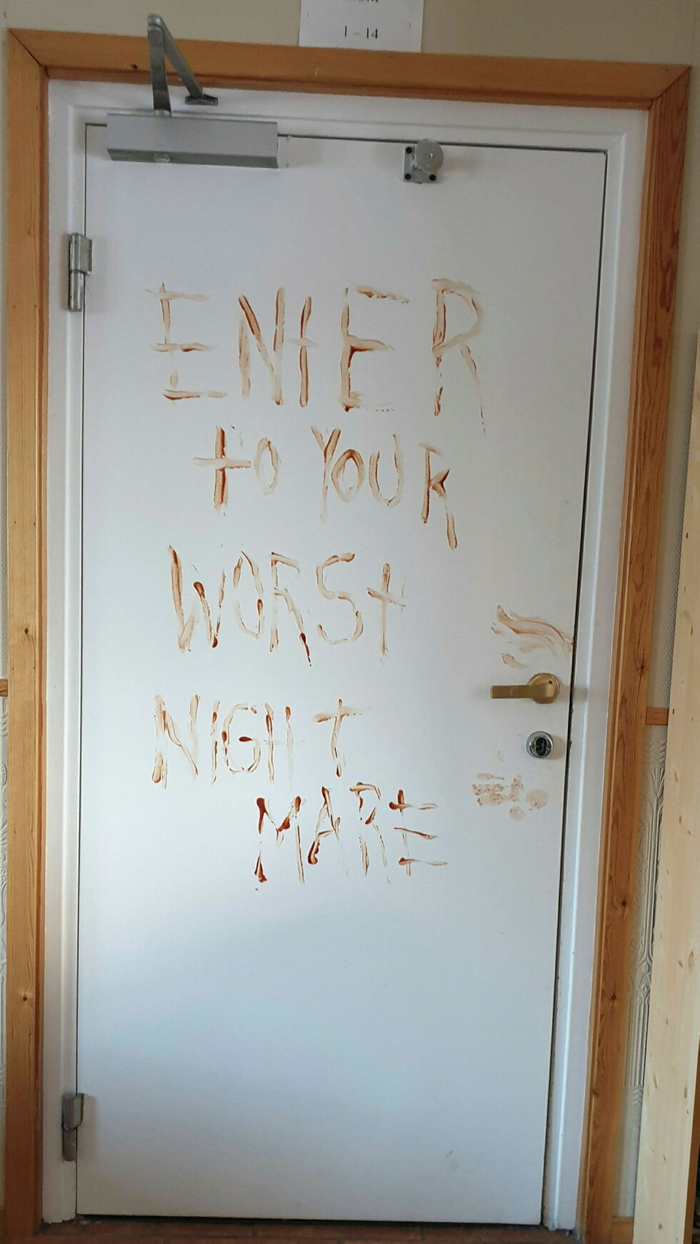 KOS 4H sin halloweenfest på kroa i Olderfjord, var pyntet med skumle figurer og falsk blod.
 Foto: Heli Korhonen