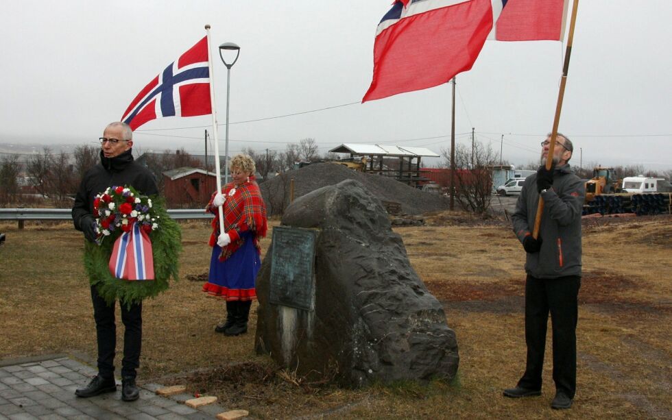 Stein Øst­mo. om­kran­set av flagg­bæ­rer­ne Ma­rit Kjer­stad og Kjell Har­ald Erichsen, sør­get for at man min­nes nes­se­by­væ­rin­ger som om­kom un­der and­re ver­dens­krig.
ALLE FOTO: MARI-ANN NILS­SEN