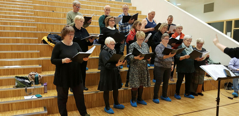 Koret har øvelse annenhver gang i Neiden og annenhver gang på Kirkenes skole. Her på skolen, der de må ha på seg skoposer, som de syntes var moro å få med på bildet.
 Foto: Hill Haga