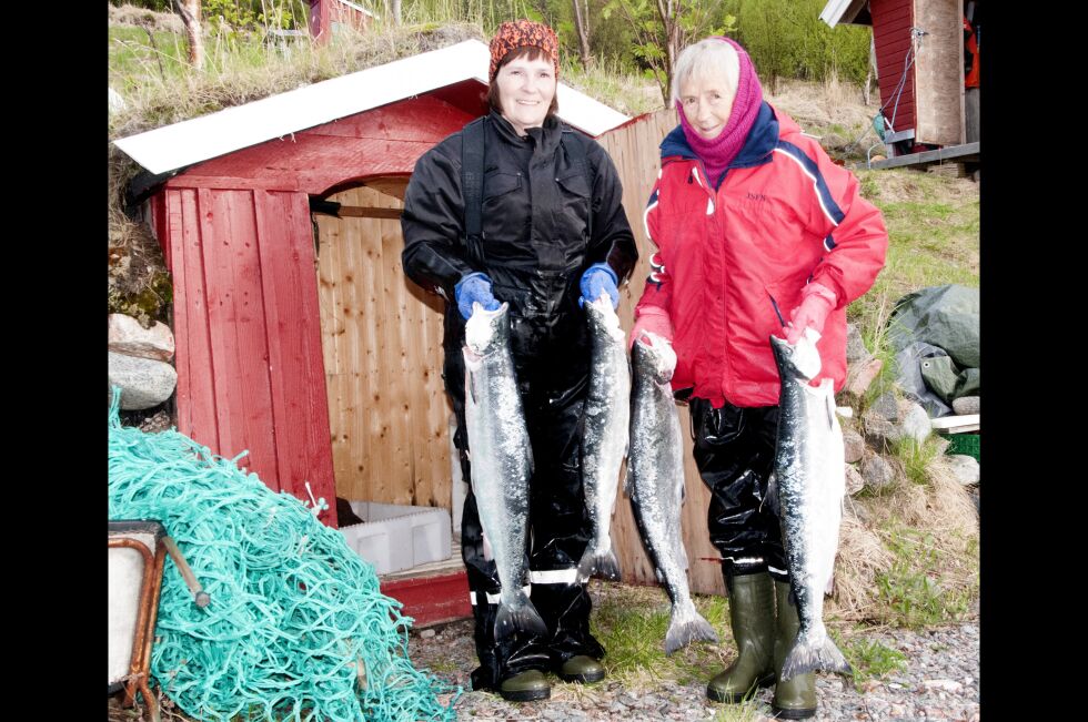 Sølvi Davo Karikoski, her sammen med sin mor Marianne, synes det er trist at så få bryr seg om sjølaksefiskets skjebne.
 Foto: Hallgeir Henriksen (Arkiv)