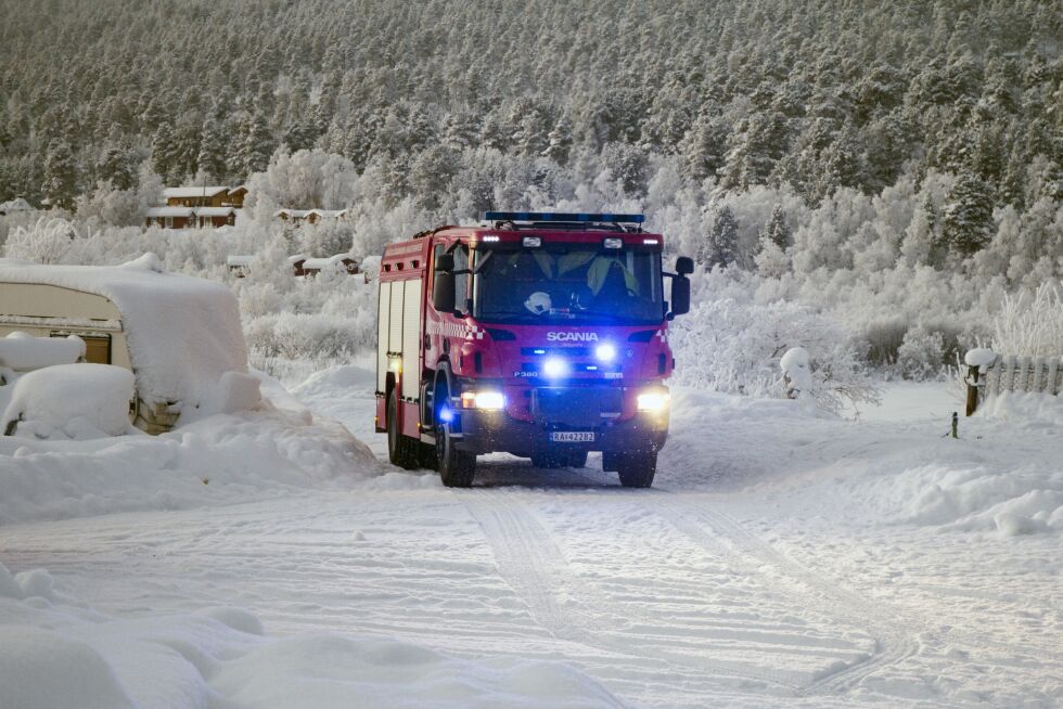 To brannbiler rykket ut for å slukke sneskuterbrannen på Kárášjohka.
 Foto: June Helén Bjørnback