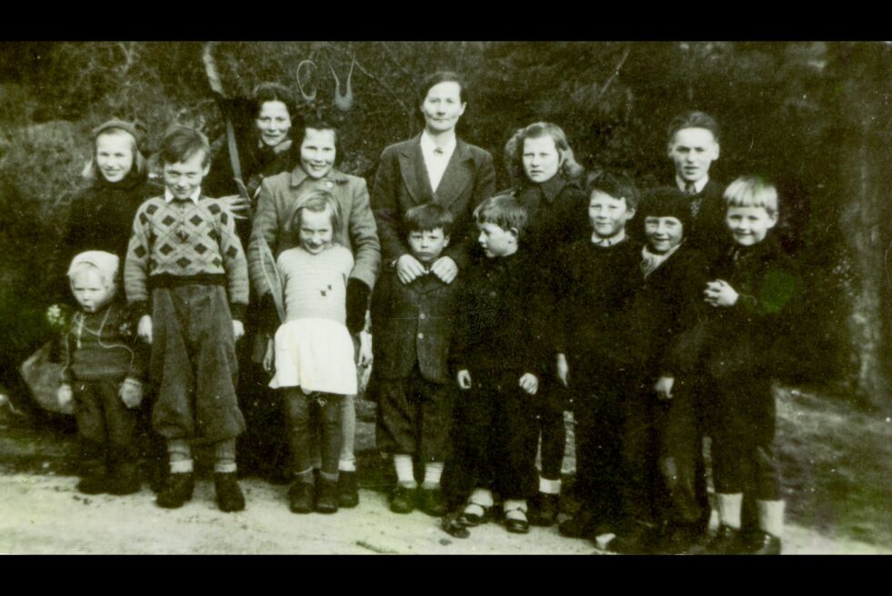 Reidar i midten foran sin mor på bildet som viser familien Sandslett sammen med familien Johansen fra Østerbotn. Bildet er tatt i 1944 etter ankomst i sør.
 Foto: Privat