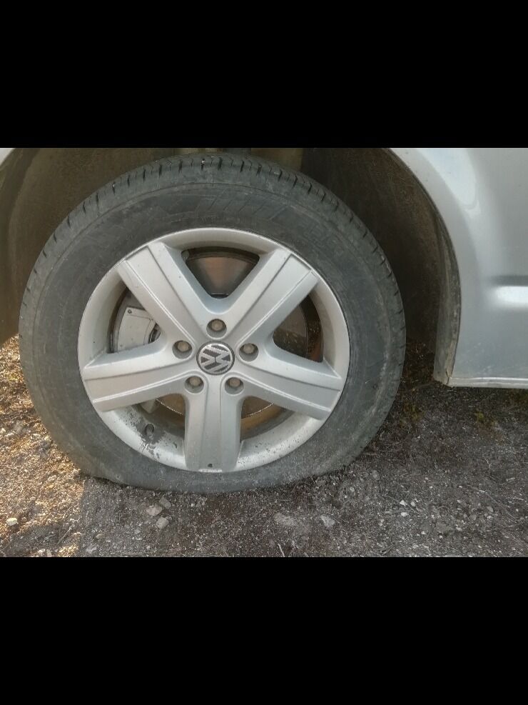 Alfred Ørjebu kom til bilen og tilhengeren, og fant alle seks dekkene ødelagt og flate.
 Foto: Privat
