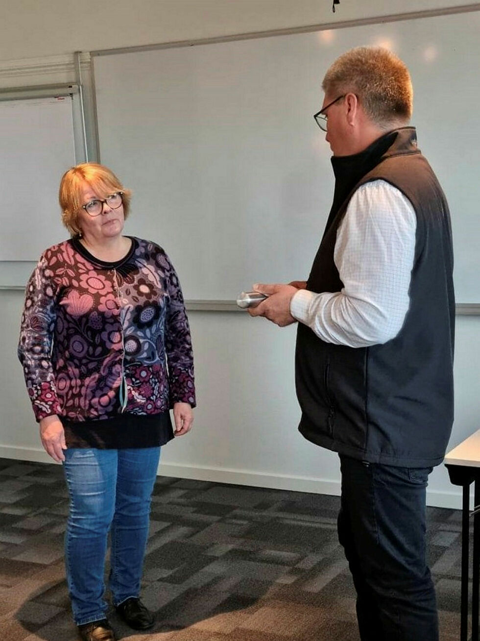Som et symbol på avslutninga overleverte Øystein Hansen på vegne av partnerne en stafettpinne til Marjaana Lahdenranta fra Kolarctic CBC. Stafettpinnen har fulgt konkurransen fra Kirkenes til Övertorneå og Rovaniemi
 Foto: Trond Hansen