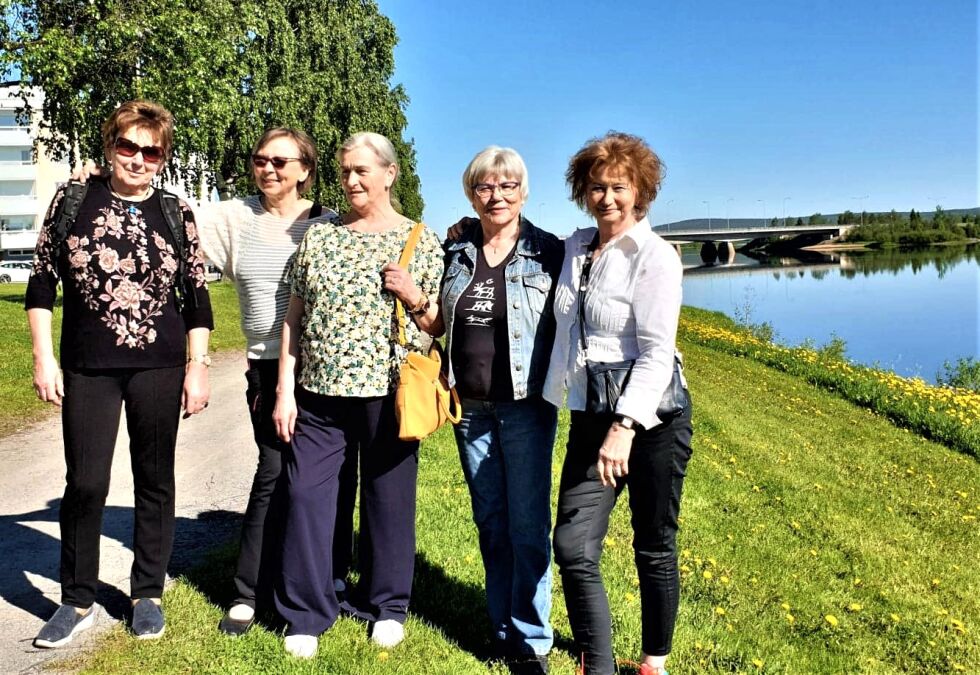 Noen av deltakerne benyttet lørdagen til en vandring langs Ounasjoki. Fra venstre Lillian Jørstad, Venke Mietinen, Ruth Åse Jankila, May-Torild Karikoski og Tove-Helen Kristoffersen.
 Foto: Privat