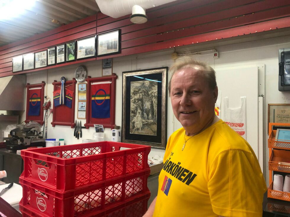 Kjøpmann Seppo Härkönen er forbannet på finske myndigheters grensekvelende coronatiltak i nord, og taper millioner av kroner i år, men er likevel optimist på lengere sikt. FOTO: STEIN TORGER SVALA