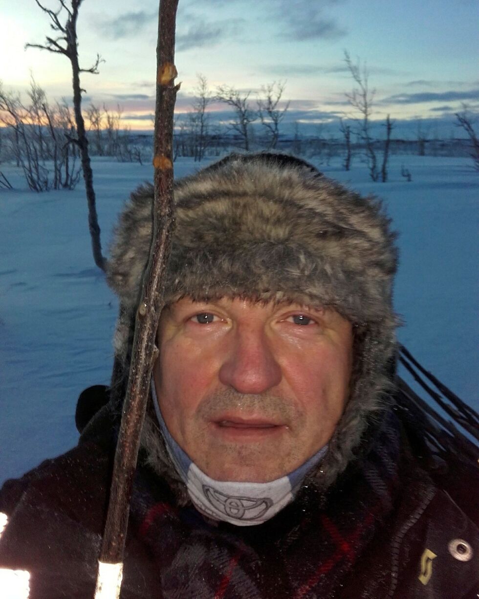 Vidda Vei­de­mann «himself», Johan Anders Som­by, er svært for­nøyd over at be­drift­en vide­re­fø­res av Jon To­mas Gaup og Sara Mari­ell Anti. Nå ser han frem med mer tid til fami­lie og noen mindre pro­sjekt­er.
 Foto: Privat
