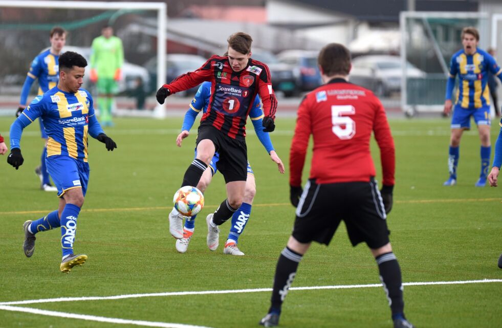 Det er svært tett i toppen av 4. divisjonstabellen når lagene nå tar ferie. Porsanger IL, her i kamp mot Alta IF i cupen, ligger som nummer to på dårligere målforskjell enn HIF/Stein.
 Foto: Marius Thorsen