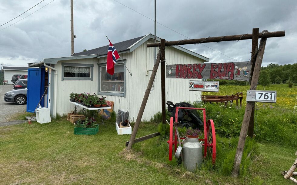 Det er noe innbydende og nostalgisk over den opprinnelige Hobbybua i Karpbukt i Jarfjord.
 Foto: Hallgeir Henriksen