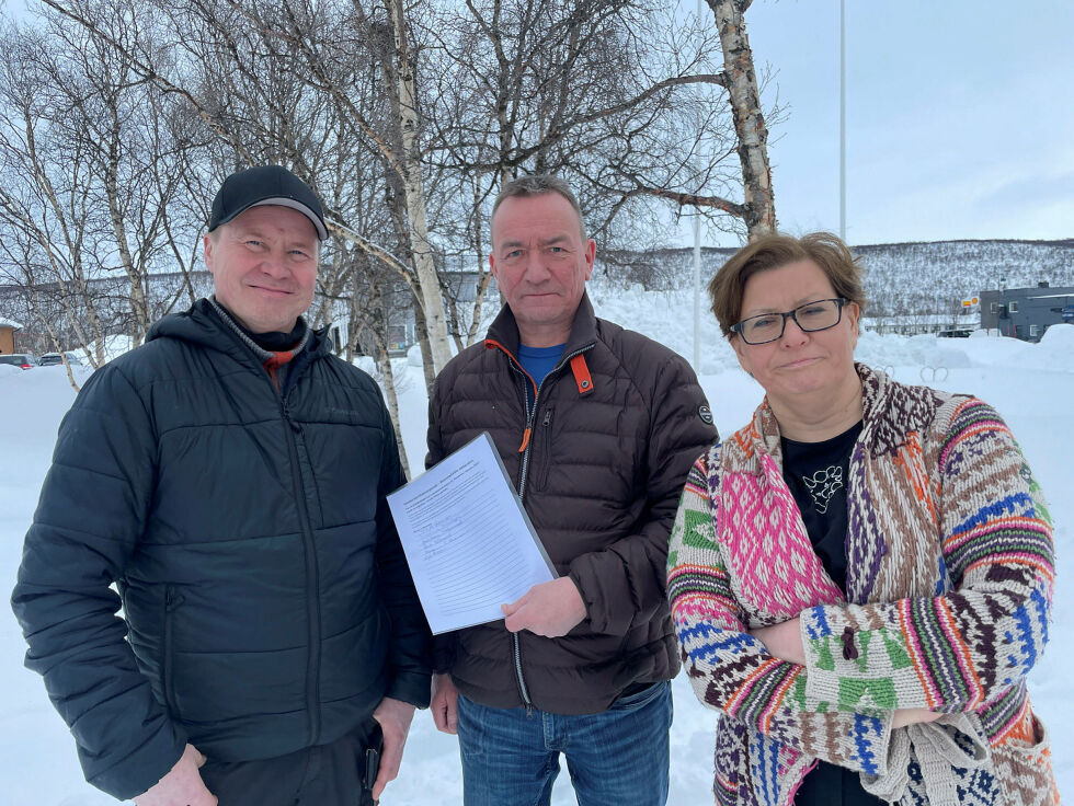 Initiativtaker Ole Muosát (til venstre) besøkte fredag formiddag rådhuset for å ta opp stengningen av elva med varaordfører Odd Erik Solbakk og ordfører Helga Pedersen.
 Foto: Birgitte Wisur Olsen