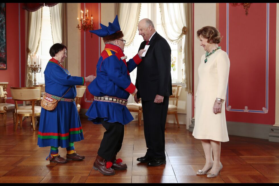 Johs Kalvemo hadde med sin kjære Astrid da han møtte Kong Harald og Dronning Sonja på slottet mandag.
 Foto: Scanpix