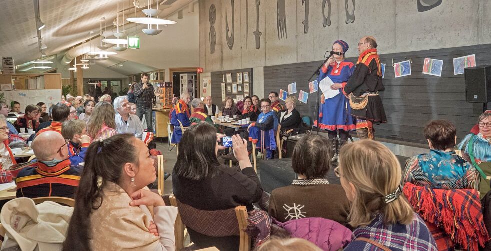 Jorunn Jernsletten fortalte om hvordan det var å flytte fra Tromsø til Nesseby. Hun ble intervjuet av konferansier og leder for årets arrangement, Øystein Nilsen.
 Foto: Charles Petterson