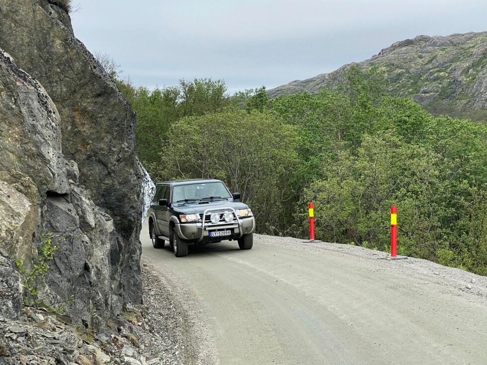 Økt trafikk, større biler, store busser og langt flere bobiler, bidrar til økende fare for ulykker i denne uoversiktlige svingen på fylkesvei 8869 i Grense Jakobselv i Sør-Varanger.